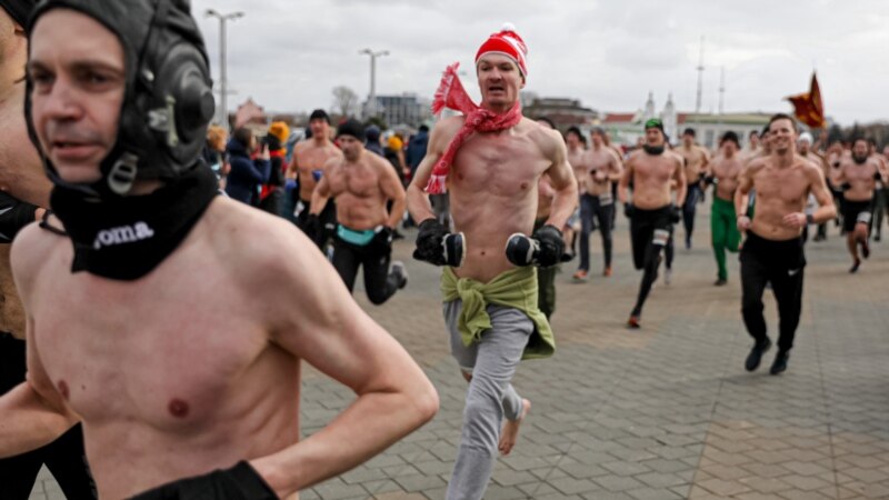 Па цэнтры Менску прабеглі тысячы мужчын з голым торсам. ФОТА