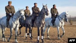 Ким Чен Ын на коне в окружении генералов северокорейской армии