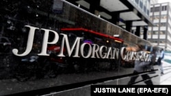 Логотип в офисе банка JPMorgan Chase в Нью-Йорке
