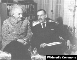 Yazıçı Thomas Mann fizik Albert Einsteinlə birgə, 1932-ci il.
