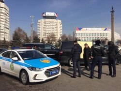 Белсенді Асхат Берсәлімовтің жалғыз адамдық пикетін бақылап тұрған полицейлер мен белгісіз азаматтар. Алматы, 21 ақпан 2020.