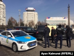 Белсенді Асхат Берсалимовтің жалғыз адамдық пикетін бақылап тұрған полицейлер мен белгісіз азаматтар. Алматы, 21 ақпан 2020.