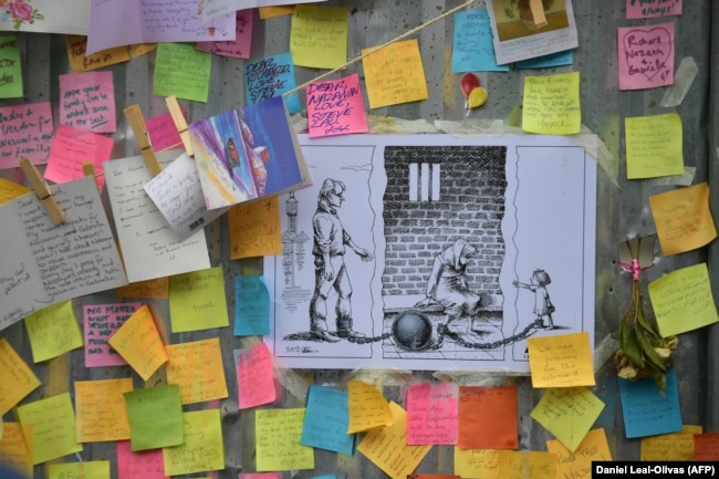 تصاویری از یادداشت‌های همدلانه با خانواده زاغری-رتکلیف در زمان اعتصاب غذای همسر نازنین زاغری در مقابل سفارت ایران در لندن