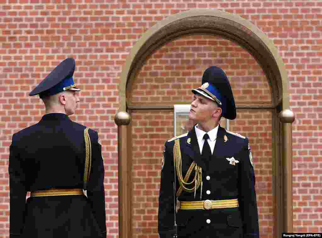 Changing of the guards outside the Kremlin walls in Moscow on June 12. (epa-EFE/Rungroj Yongrit)