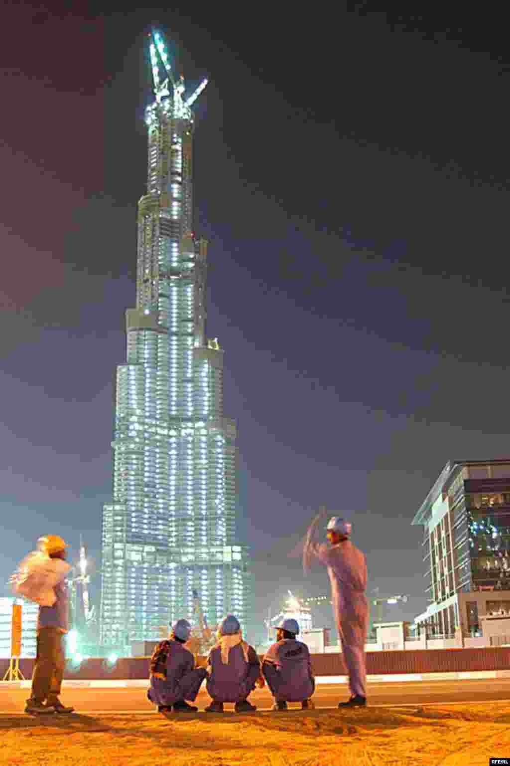 برج دبی که در سال 2009بلندترین برج دنیا خواهد شد . و کارگران هندی که پس از اتمام کار منتظر تاکسی می مانند . ولی تاکسی های دبی حاضر نیستند کارگران هندی را سوار کنند و می گویند که آنها بوی ناخوشایندی می دهند