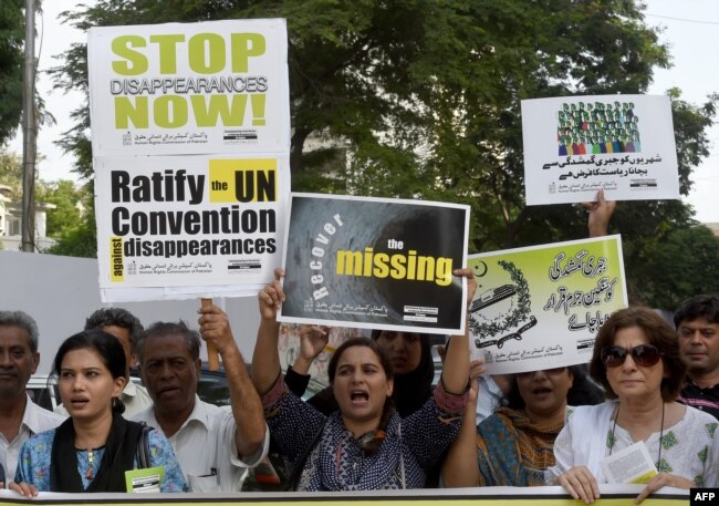 Pakistanski aktivisti za ljudska prava protestuju protiv prisilnih nestanaka u Karačiju