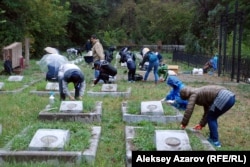 Японские граждане наводят порядок на месте захоронения своих соотечественников, умерших в советском плену. Алматы, 19 сентября 2015 года.