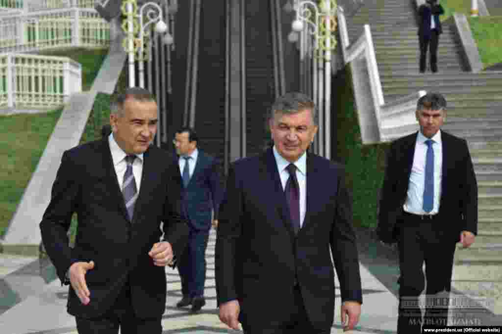 Президент Шавкат Мирзияев совершил прогулку по парку "Ашхабад", Ташкент, 6 апреля