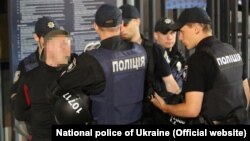 Украінскія паліцыянты затрымліваюць правапарушальнікаў падчас фінальнага матчу Лігі чэмпіёнаў у Кіеве