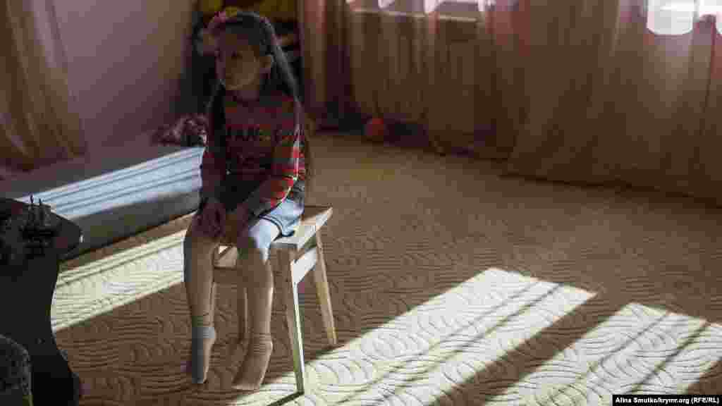 Пятилетняя дочь Эмир-Усеина и Мерьем Сафие дома в гостинной. У супругов Куку также есть сын &ndash; десятилетний Бекир
