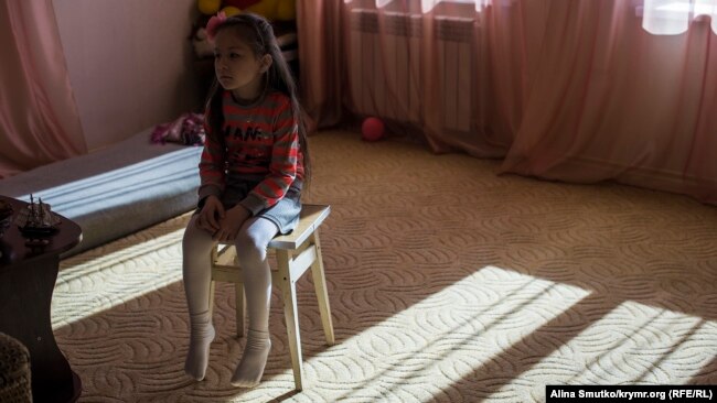 Без отцовского присмотра: сотня крымских детей из семей заключенных (фото)

