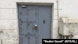 Дверь в подъезд одного из жилых домов в Душанбе