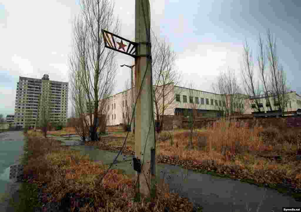 The 1986 explosion released at least 100 times more radiation than the nuclear bombs dropped on Nagasaki and Hiroshima during World War II, contaminating large parts of Ukraine, Belarus, and Russia. This is the nearby city of Pripyat.