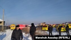 Автомобили скорой помощи у места падения пассажирского самолета. 27 декабря 2019 года.