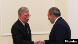 Nikol Pashinian (sağda) və John Bolton