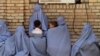 آرشیف - شماری از زنان در ولایت هرات در انتظار دریافت کمک 