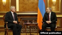 Премьер-министр Армении Никол Пашинян (справа) и генеральный секретарь ОДКБ Станислав Зась, Ереван, 28 февраля 2020 г.
