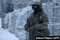 Вооруженный человек на улице Луганска, 22 ноября 2017 года