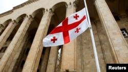 Վրաստանում այսօր սուգ է, խորհրդարանի շենքի դիմաց իջեցվել է երկրի պետական դրոշը, Թբիլիսի, 7-ը հունիսի, 2013թ.