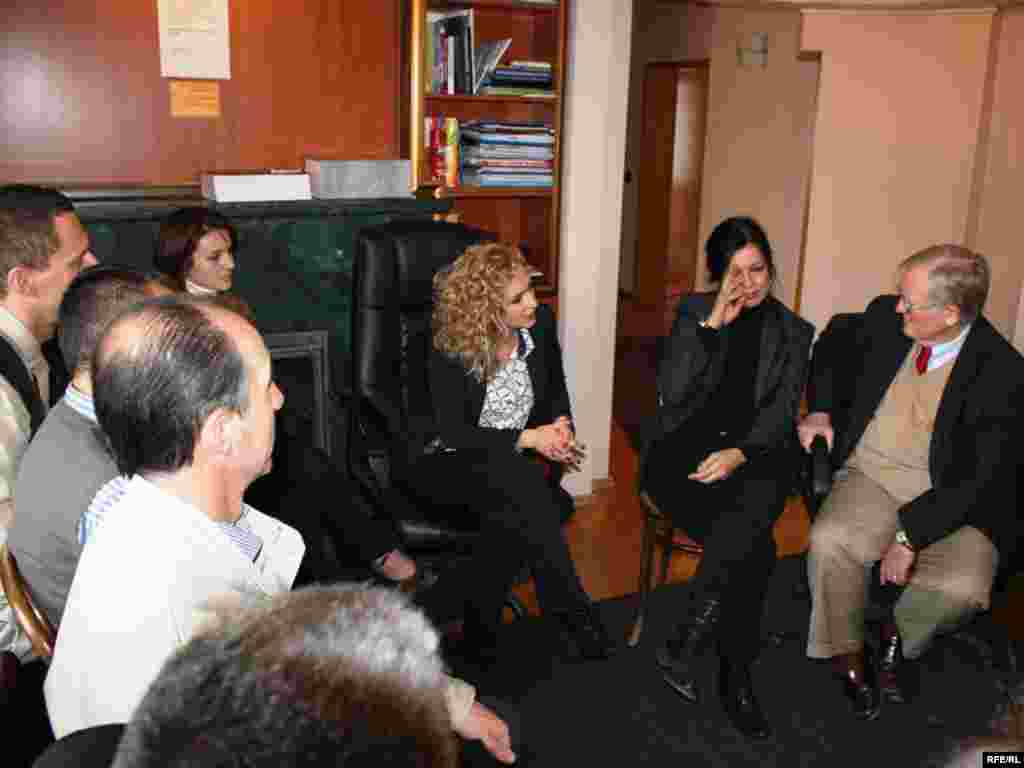 Američki governer Victor Ashe posjetio je RSE dopisništvo u Prištini, 11. novembar 2011. 