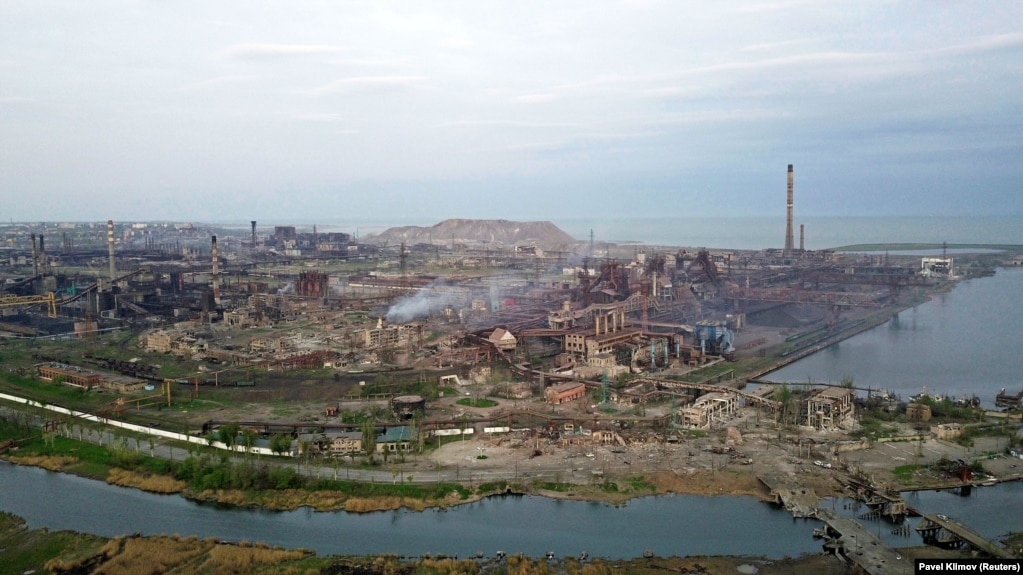 Металургійний комбінат «Азовсталь» у Маріуполі, де тримають оборону українські бійці і по якому російські військові завдають постійних ударів. 5 травня 2022 року