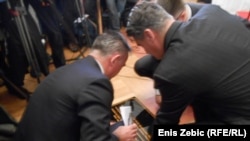 Domagoj Juričić i Zoran Milanović sastavljaju dvojezičnu ploču, foto: Enis Zebić