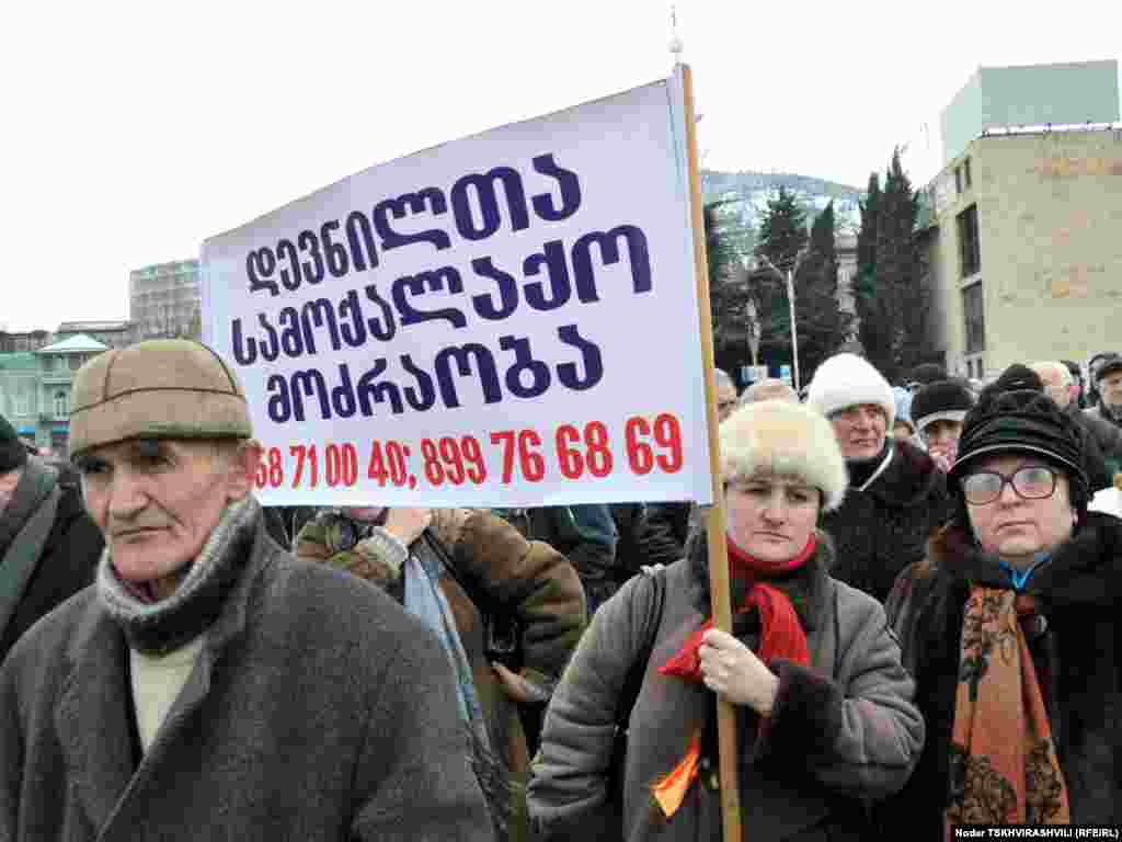 დევნილთა სამოქალაქო მოძრაობის წევრები აქციაზე - რამდენიმე დღეა, რაც თბილისში სამარშრუტო მიკროავტობუსების მძღოლების საპროტესტო აქციები იმართება.