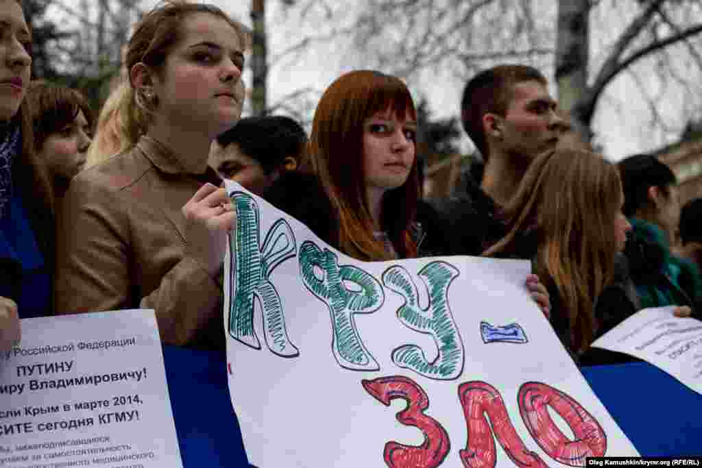 По словам студентов вуза,изначально они планировали провести акцию протеста на центральной площади Симферополя, однако в исполкоме города им отказали