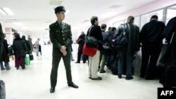 Aşgabadyň halkara aeroportundaky howpsuzlyk işgäri we ýolagçylar (Illýustrasiýa suraty)