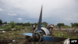 South Sudan -- People gather at the site of a Russian-built cargo plane crash, on a small island in the White Nile river, close to Juba airport, in the Hai Gabat residential area, November 4, 2015