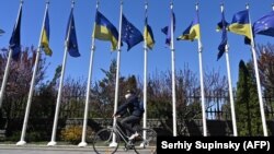 Дипломати ЄС також засуджують тривалу російську агресію проти України та закликають Москву до деескалації ситуації, виконанні вимог міжнародного права та переговорів