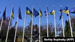 Дипломаты ЕС осуждают длительную российскую агрессию против Украины и призывают Москву к деэскалации ситуации, выполнению требований международного права и переговоров