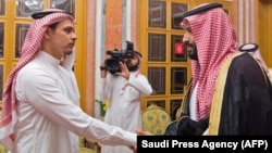 Salah Khashoggi (majtas) në takim me princin saudit, Mohammad Bin Salman.