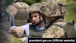 Президент Украины Владимир Зеленский во время посещения прифронтовых позиций в Луганской области, 27 мая 2019 года
