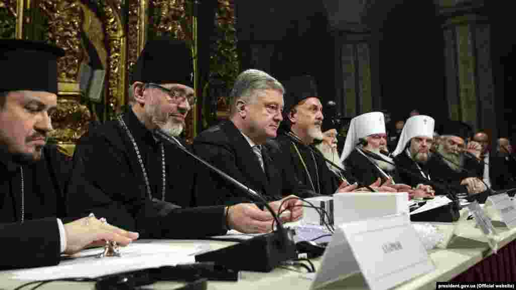 Объединительный собор украинских православных церквей в Софийском соборе при участии президента Украины Петра Порошенко