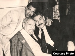 Şiraly Nurmyrat (arkada), şahyr Çary Aşyr (çepde) we aktýor Artyk Jally