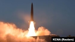 Pamje gjatë testimit të një rakete nga verikoreanët.