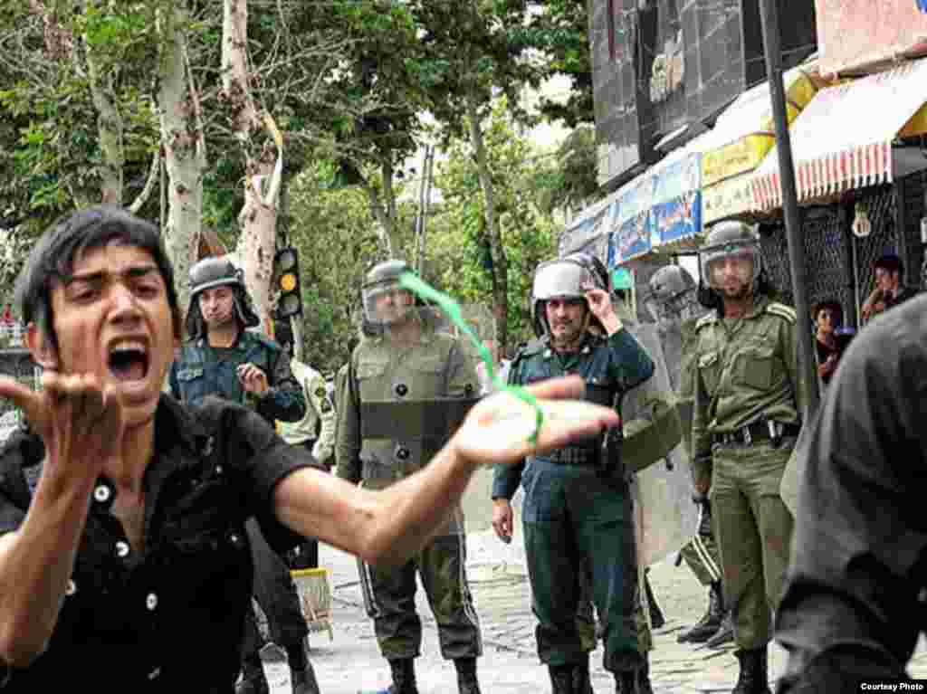 Cu mîinile goale în faţa forţelor de ordine - Iran -- boy expresses shock in front of security forces June 2009