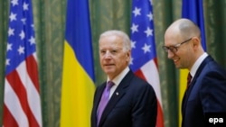 Вице-президент США Джозеф Байден (слева) и премьер-министр Украины Арсений Яценюк. Киев, 21 ноября 2014 года.