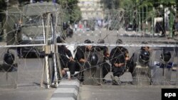 عناصر من قوات الأمن المصرية تغلق شارعاً مؤدياً الى ساحة التحرير بالقاهرة
