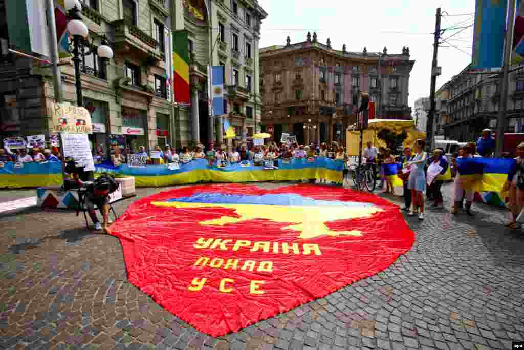 Акція протесту проти агресії Росії напедодні візиту до Італії російського президента Володимира Путіна. Мілан, 9 червня 2015 року