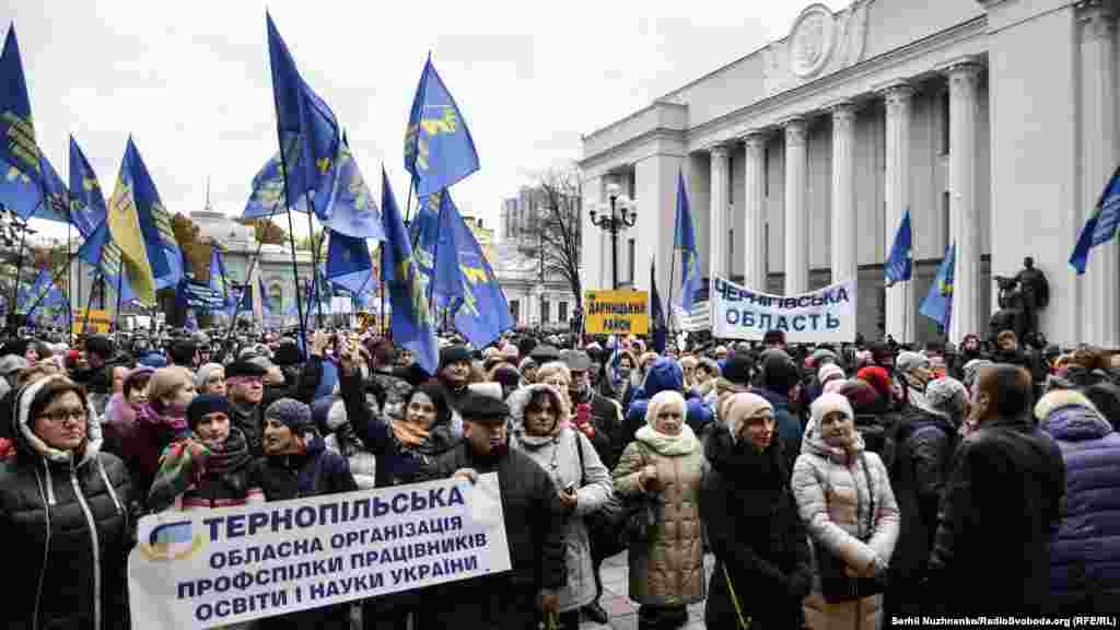 Педагоги пікетували Кабмін і Верховну Раду, вимагаючи скасувати підвищення тарифів ЖКГ. Київ, 1 листопада 2016 року ДИВИТИСЬ ФОТОГАЛЕРЕЮ