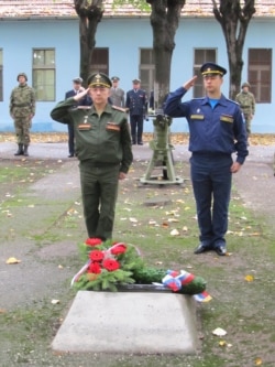 Георгий Клебан (справа) на церемонии возложения венков к могилам матросов-красноармейцев в городе Нови-Сад