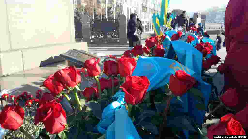 Алматыдағы Тәуелсіздік монументіне қойылған гүл шоқтары. Алматы, 16 желтоқсан 2015 жыл.