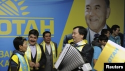 «Нұр Отан» партиясының мүшелері парламент сайлауындағы жеңістерін тойлап жатыр. Астана, 16 қаңтар 2012 жыл. (Көрнекі сурет)