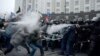 Столкновения демонстрантов с милицией у здания правительства в Киеве