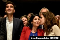 Салімэ Зурабішвілі (у цэнтры) з паплечнікамі