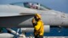آماده‌سازی یک جنگنده اف- ۱۸ بر روی عرشه ناو هواپیمابر آبراهام لینکلن در دریای عرب.