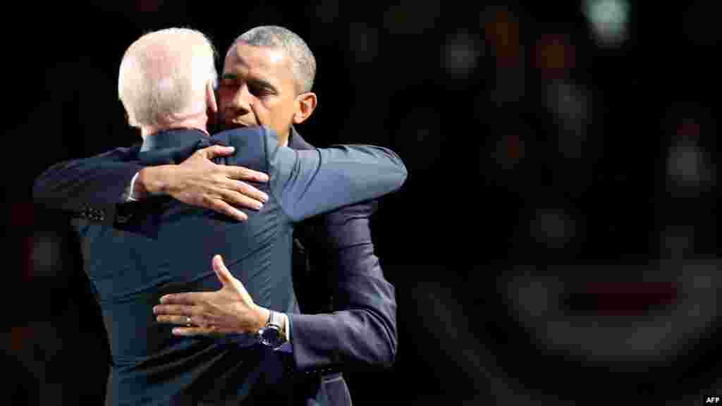 Barack Obama i Joe Biden slave pobjedu, Chicago, 7. novembar 2012. Foto: AFP / Spencer Platt