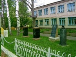 Стародубщина. Церква, біля якої був похований Іван Борозна (1804–1858), знищена в радянські роки, а на її місці побудована школа. Село Ведмедеве